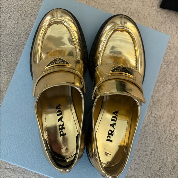 PRADA 
Metallic Brushed Calfskin Metal Triangle Logo 50mm Loafers 37,5 Platino. - Picture 3 of 9